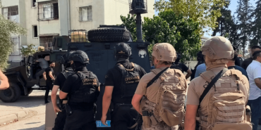 Adana'da polise el bombasıyla direnen firari zanlı ve suç ortağı tutuklandı