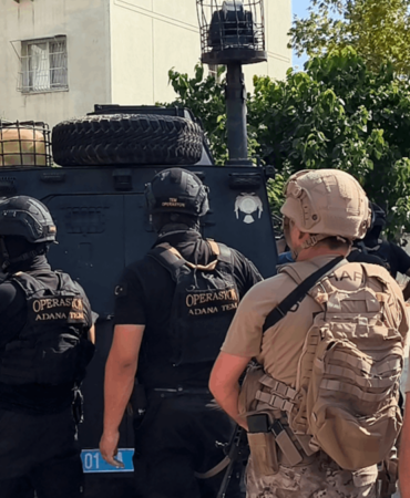 Adana'da polise el bombasıyla direnen firari zanlı ve suç ortağı tutuklandı