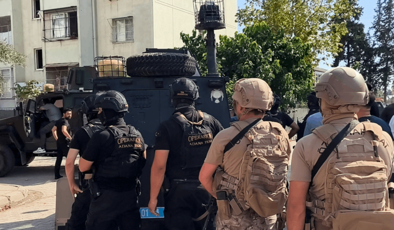 Adana’da polise el bombasıyla direnen firari zanlı ve suç ortağı tutuklandı