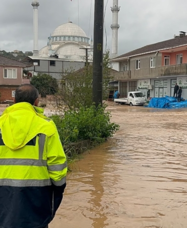 Sakarya Karasu'da Şiddetli Yağış Nedeniyle Dere Taştı Evleri Su Bastı