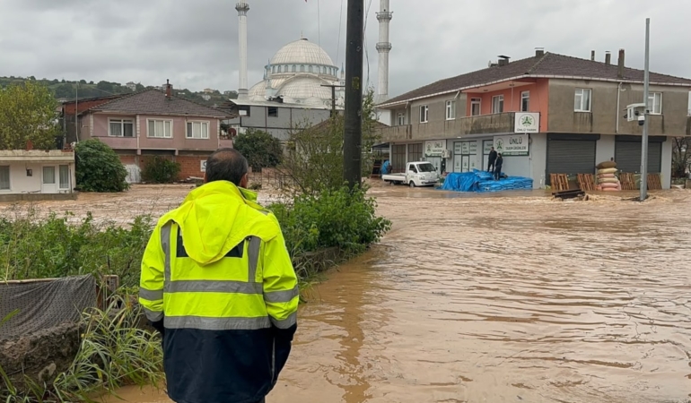Sakarya Karasu'da Şiddetli Yağış Nedeniyle Dere Taştı Evleri Su Bastı