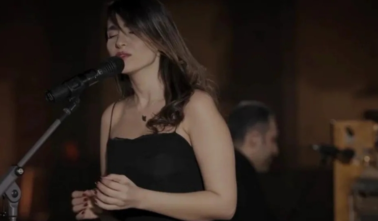 İran’da Başörtüsü Olmadan Konser Veren Şarkıcı Parastoo Ahmadi’nin Kırbaç Cezası Onandı
