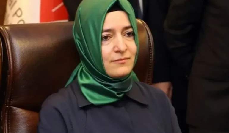 AKP Fon Skandalının Ardından İstifa Eden Fatma Betül Sayan Kayanın Adını Siliyor