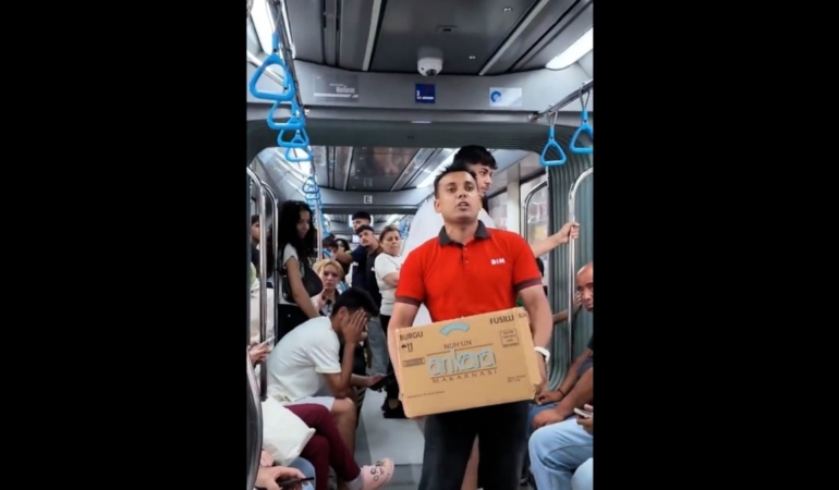 Akdeniz Üniversitesi Mezunu Genç Kasiyer Olarak İşe Başlamasını Metroda Makarna Dağıtarak Kutladı