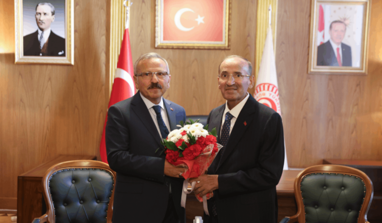 TBMM Başkanvekilliği görevinden istifa eden Bekir Bozdağ görevini Yusuf Beyazıt'a devretti