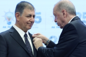 AKP'ye Katılan İzmir Büyükşehir Belediye Başkanı Cemil Tugay Rozetini Taktı