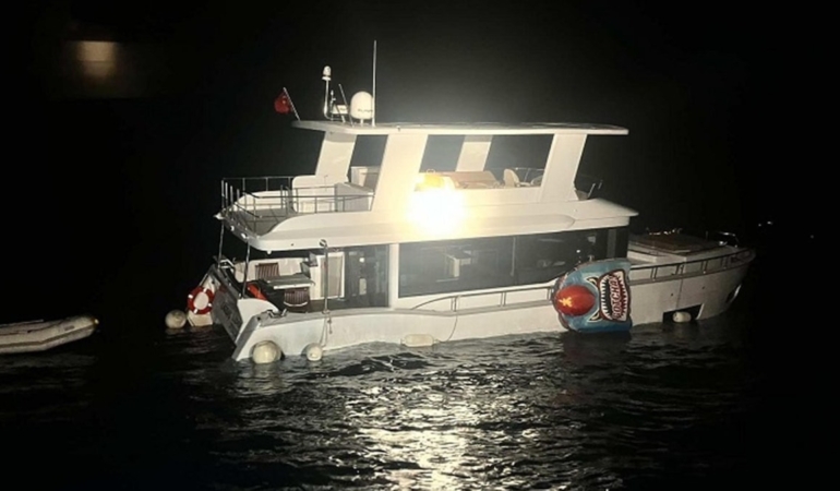 Çanakkale'de batma tehlikesi geçiren teknedeki iki kişi Sahil Güvenlik tarafından kurtarıldı