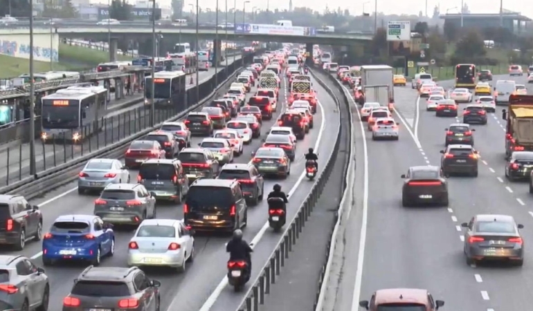 İstanbul’da Pazartesi Sabahı Trafik Yoğunluğu Anadolu Yakasında Yüzde 78’e Dayandı